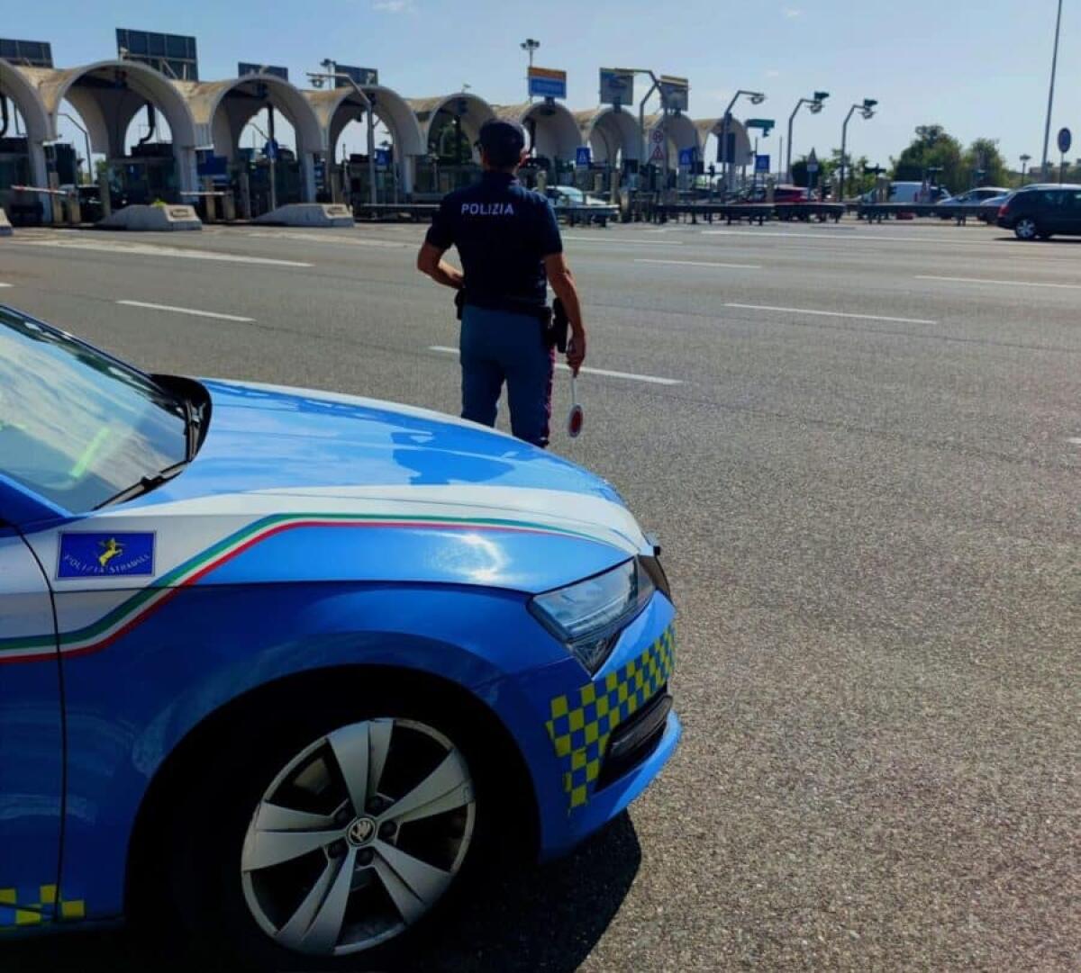 Tangenziale di Catania: due automobilisti sorpresi nella corsia d’emergenza per saltare la fila, ritirata la patente e decurtati 10 punti - 