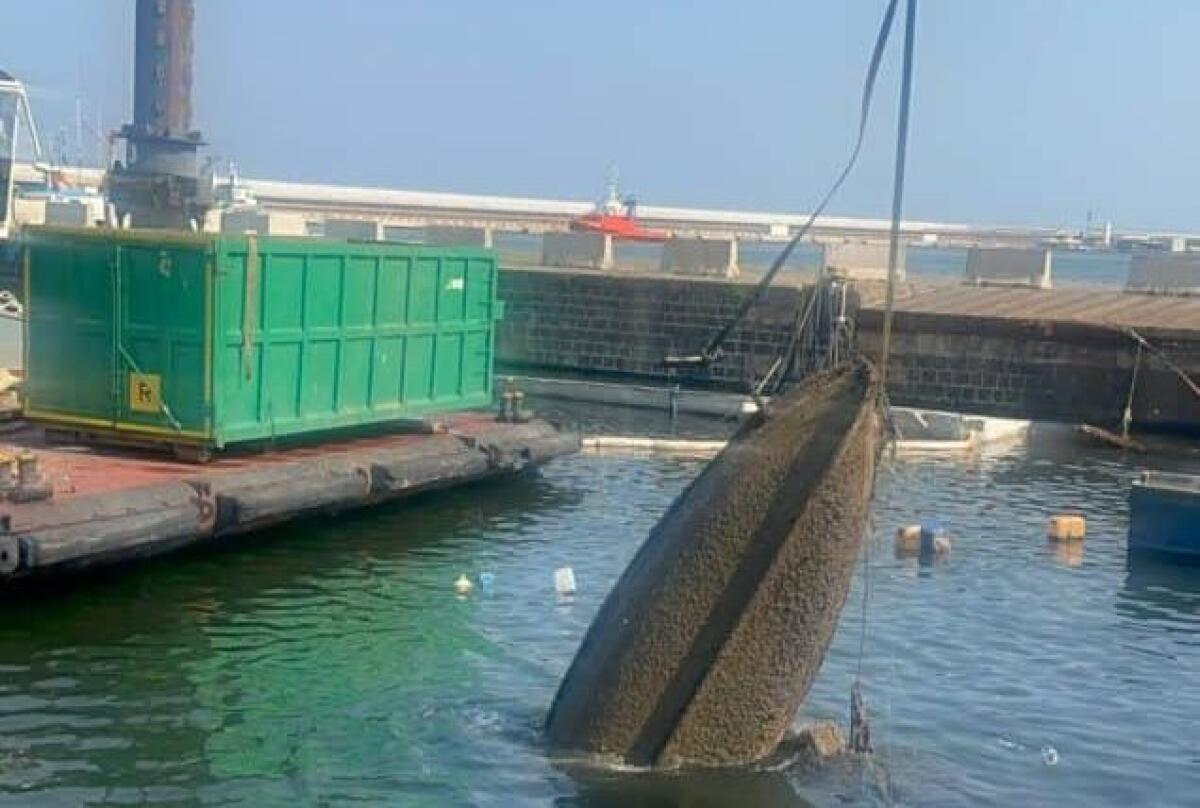 Via i relitti dai fondali catanesi: al porto la rimozione delle imbarcazioni affondate - 