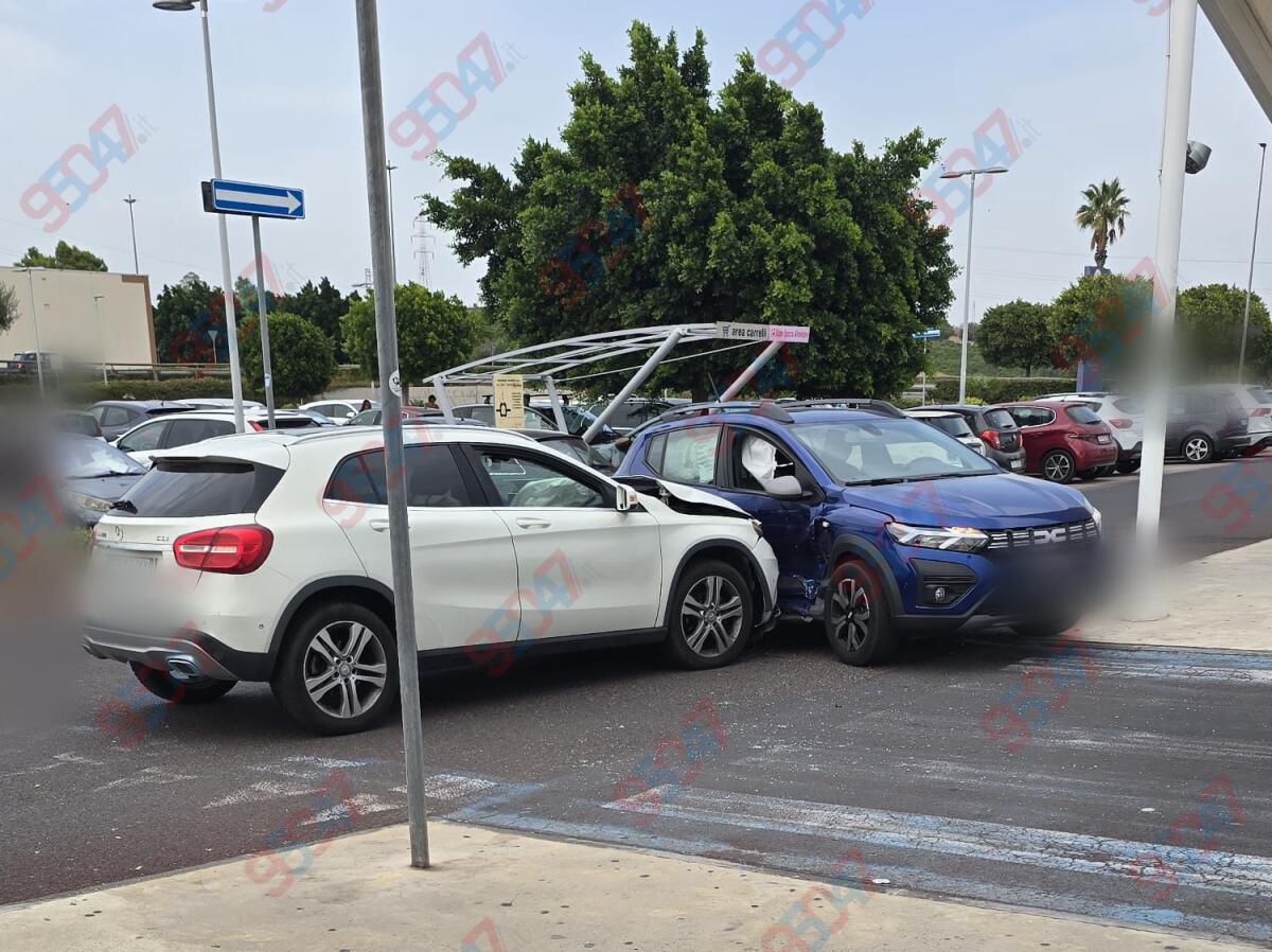 Misterbianco, anomalo e violento scontro tra due auto nel parcheggio del Centro Sicilia: feriti - 