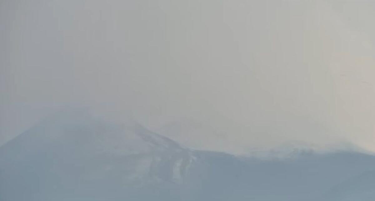 Temporale estivo imbianca l’Etna: web diviso tra meraviglia e scetticismo - 