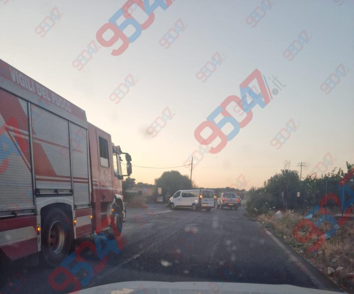 BELPASSO, INCIDENTE SULLA SP 229/1 VICINO AL CENTRO COMMERCIALE: FERITI IN UNO SCONTRO TRA FURGONE E AUTO - 