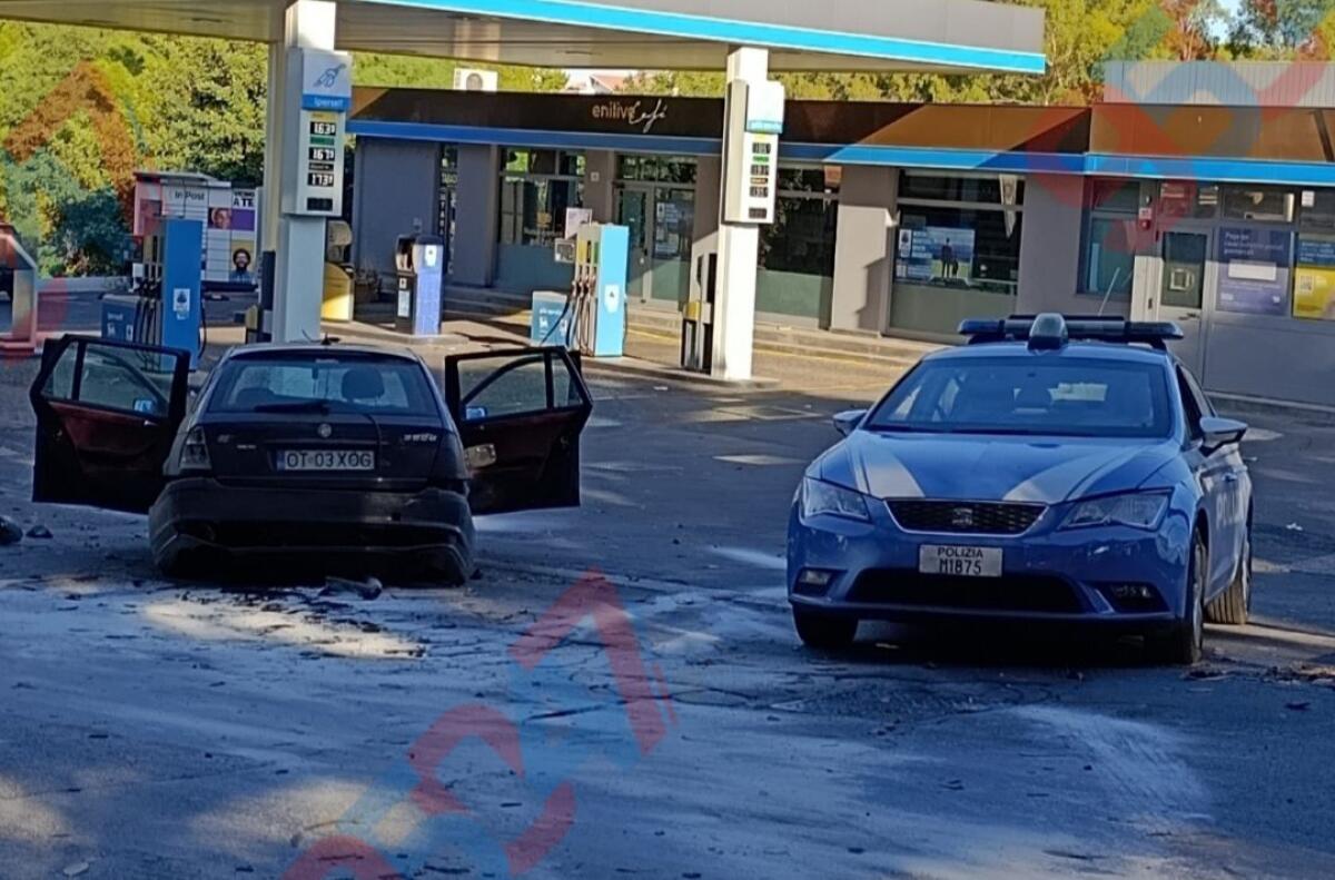 Alba di paura a Paternò: inseguimento della Polizia, auto vola sulla rotatoria e si distrugge. Due fermati, tre in fuga - 