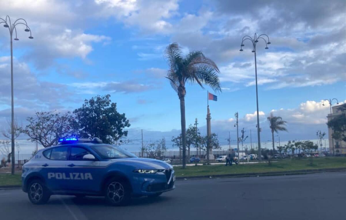 Catania, 16enne denunciato: portava una pistola a salve senza tappo rosso nel borsello - 