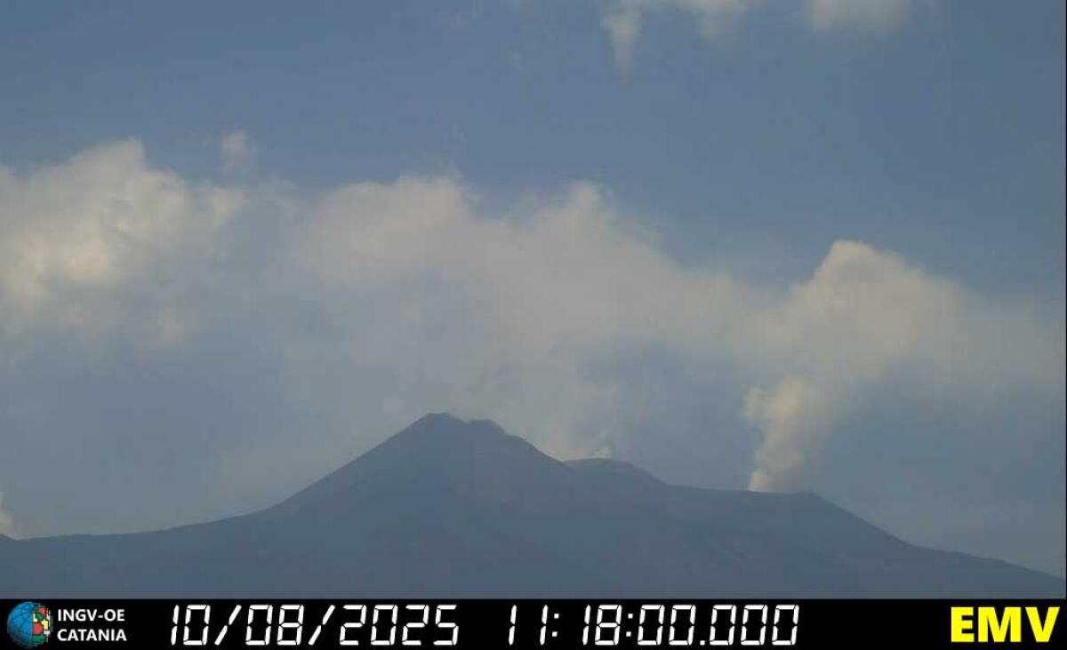 ETNA, SI APRE UNA BOCCA EFFUSIVA A 3.000 METRI: COLATA LAVICA - 