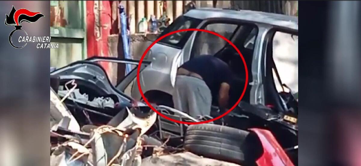 Scoperto ad Aci Sant’Antonio un centro di riciclaggio di ricambi d’auto da mezzi rubati - 