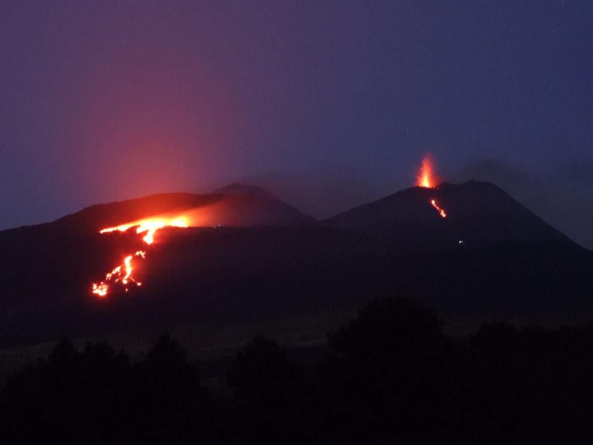 Etna, nuova fase eruttiva: tre bocche attive alimentano flussi lavici, cenere dal Cratere di Sud-Est e tremore in aumento - 