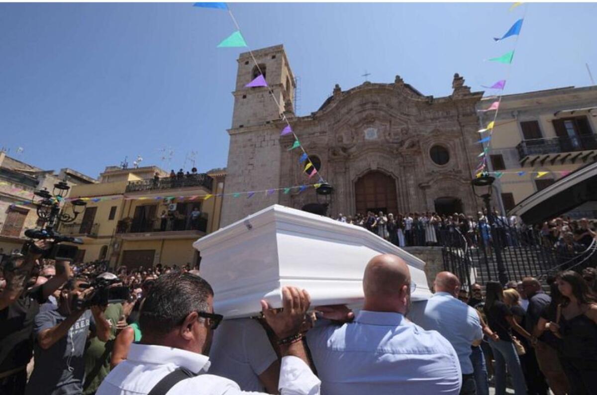 CAPACI, FOLLA AI FUNERALI DI SIMONA CINÀ: LA PALLAVOLISTA MORTA IN PISCINA DURANTE UNA FESTA - 