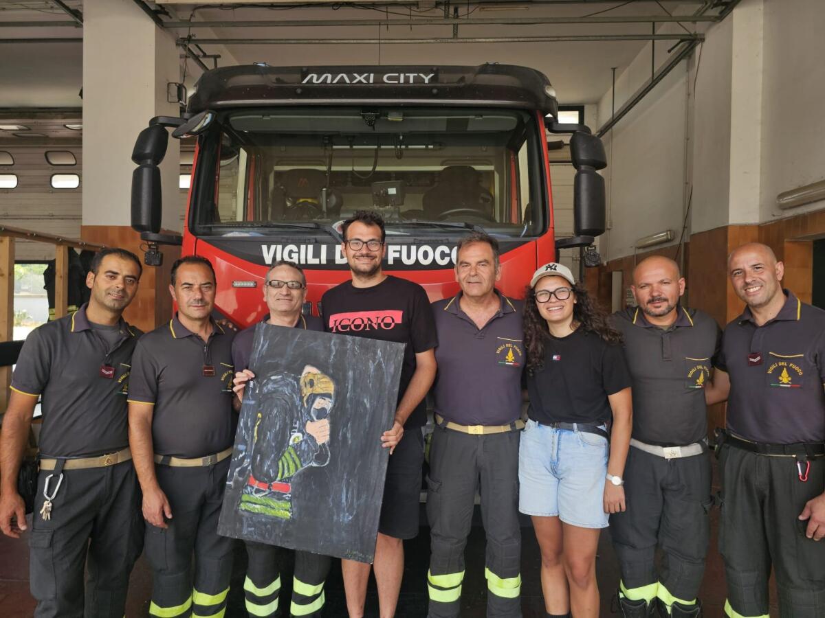 PATERNÒ, UN DONO SPECIALE AI VIGILI DEL FUOCO: SALVATORE E FEDERICA CONSEGNA IL QUADRO “IDDIO…” - 