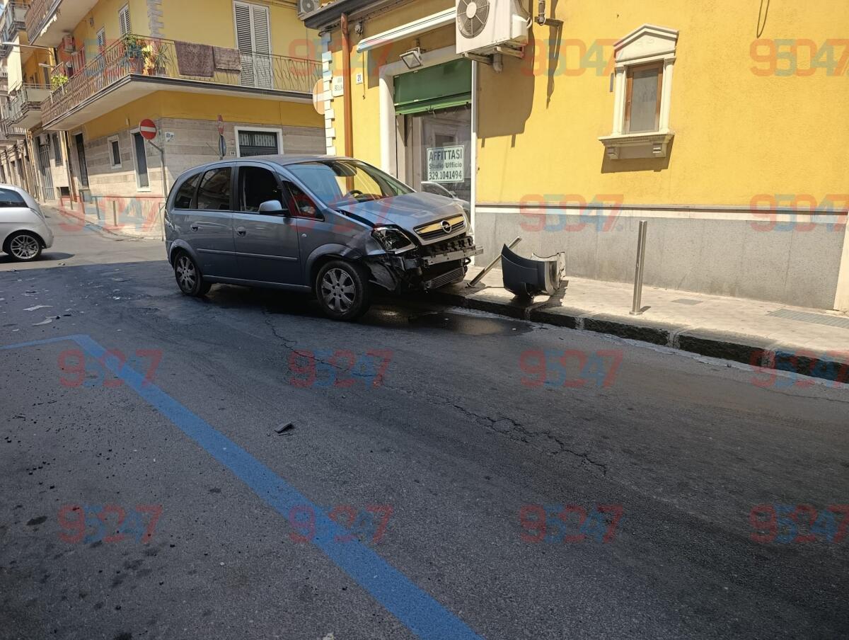 PATERNÒ, VIOLENTO SCONTRO TRA DUE AUTO ALL’INCROCIO TRA VIA FALLICA E VIA BELLINI - 