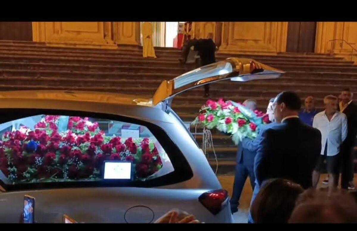 Pippo Baudo, la salma a Militello: camera ardente fino alle 13, funerali alle 16 in diretta Rai - 