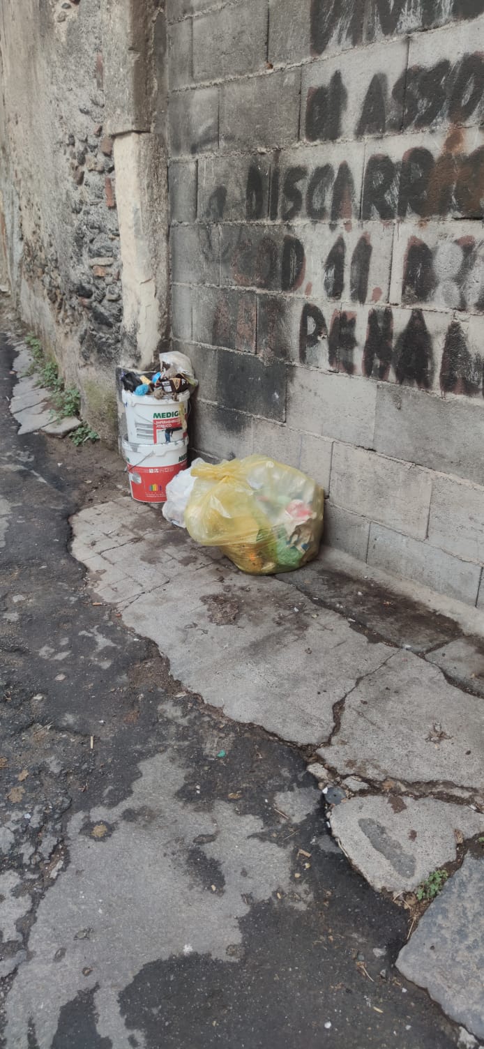 Degrado a Paternò, via Prevosto Pulvirenti e zone vicine: operatori ecologici al lavoro ogni mattina, ma il degrado ritorna per colpa degli incivili