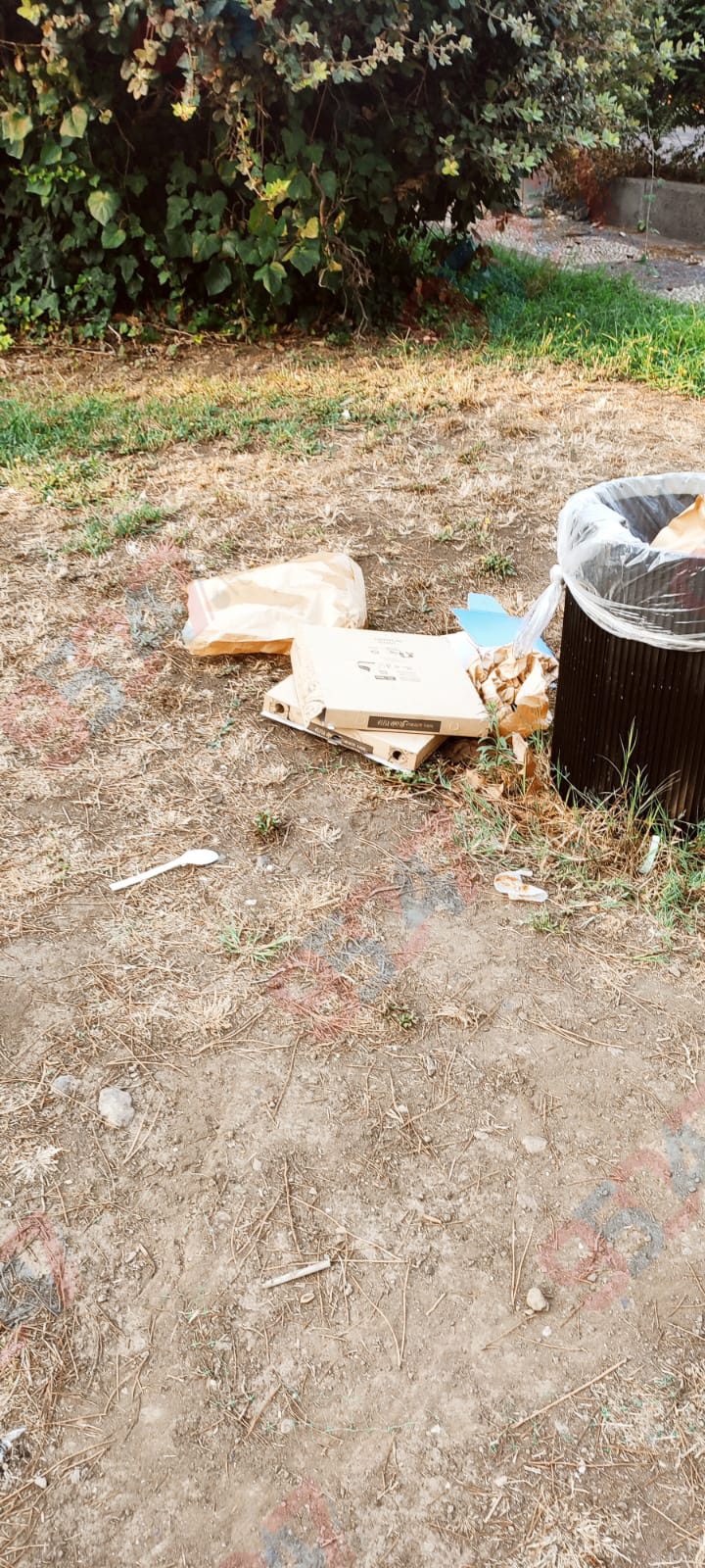 Paternò, degrado a Villa Moncada: extracomunitari dormono sulle panchine, rifiuti tra i viali e luci all’ex albergo Sicilia