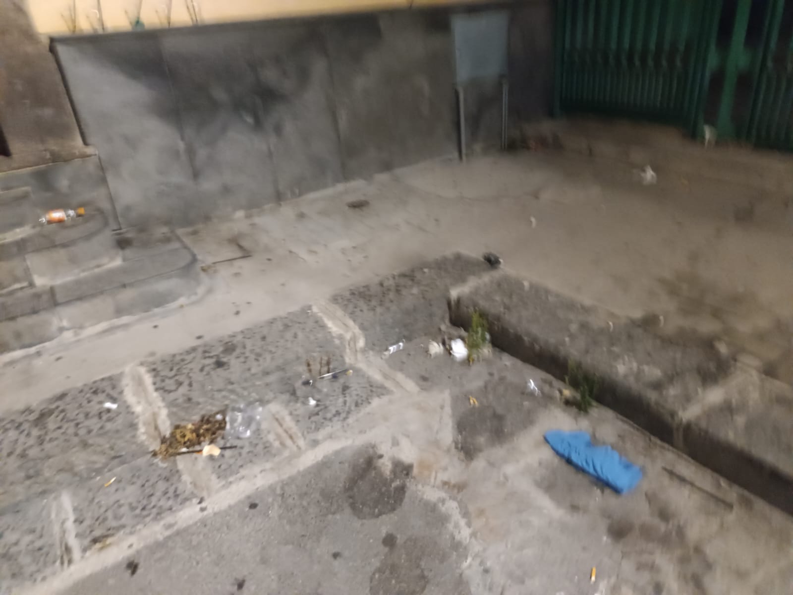 SEGNALAZIONE DEI NOSTRI UTENTI – PATERNÒ, DEGRADO E INCIVILTÀ SUL SAGRATO DEL CONVENTO DEI FRATI CAPPUCCINI: “DOV’È IL SENSO CIVICO?”