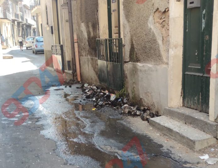 Paternò. Via Duca degli Abruzzi, rifiuti incendiati davanti a un portone: intervento dei Vigili del Fuoco
