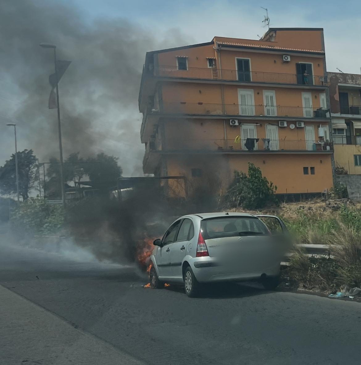 AUTO IN FIAMME SULLA STATALE 121 A MISTERBIANCO: TRAFFICO IN TILT VERSO PATERNÒ