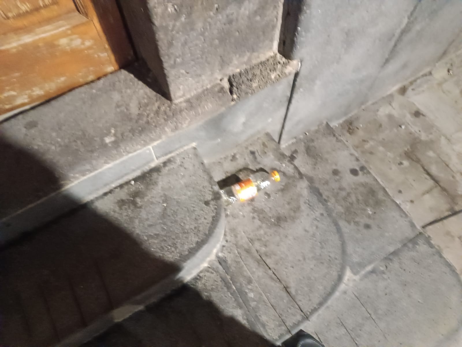 SEGNALAZIONE DEI NOSTRI UTENTI – PATERNÒ, DEGRADO E INCIVILTÀ SUL SAGRATO DEL CONVENTO DEI FRATI CAPPUCCINI: “DOV’È IL SENSO CIVICO?”