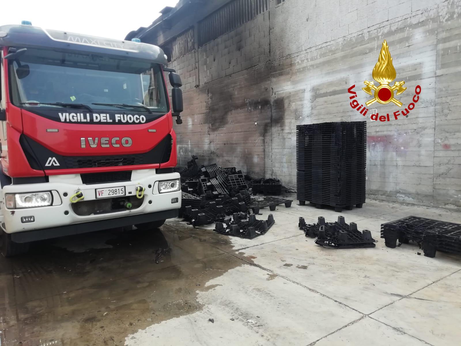 AGGIORNAMENTO. INCENDIO  A PIANO TAVOLA (MOTTA SANT’ANASTASIA): CAPANNONE E MEZZI GRAVEMENTE DANNEGGIATI DAL FUOCO