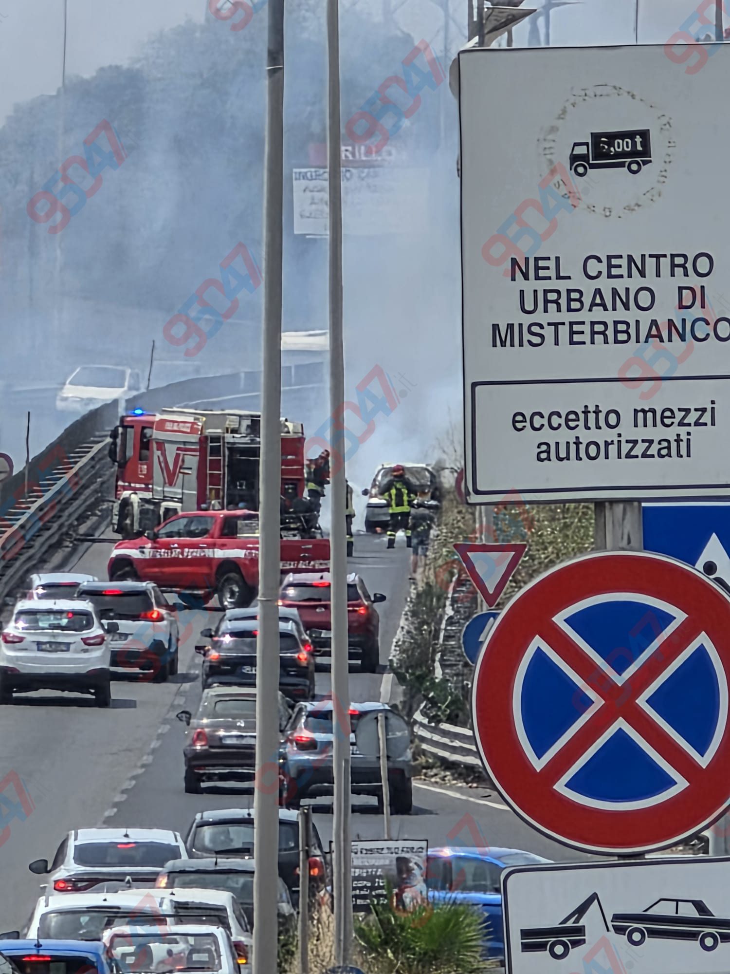 AUTO IN FIAMME SULLA STATALE 121 A MISTERBIANCO: TRAFFICO IN TILT VERSO PATERNÒ