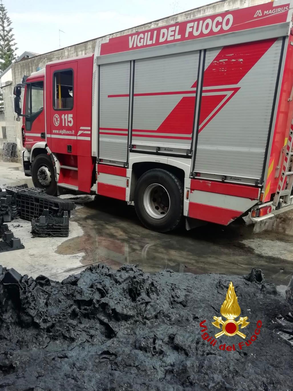 AGGIORNAMENTO. INCENDIO  A PIANO TAVOLA (MOTTA SANT’ANASTASIA): CAPANNONE E MEZZI GRAVEMENTE DANNEGGIATI DAL FUOCO