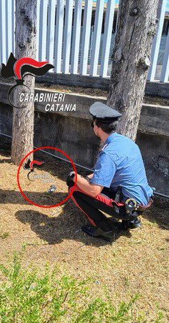 Piedimonte Etneo, trovata pistola a salve modificata in un parco giochi: indagini dei Carabinieri