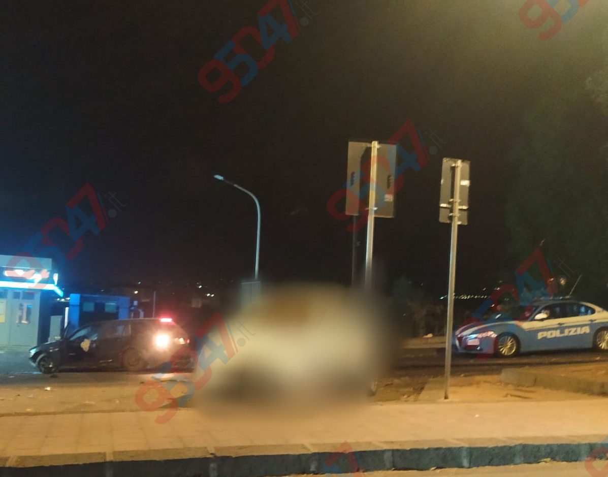 Inseguimento dalla SS 121 terminato a Paternò: auto rubata finisce contro un’aiuola in via Vittorio Emanuele