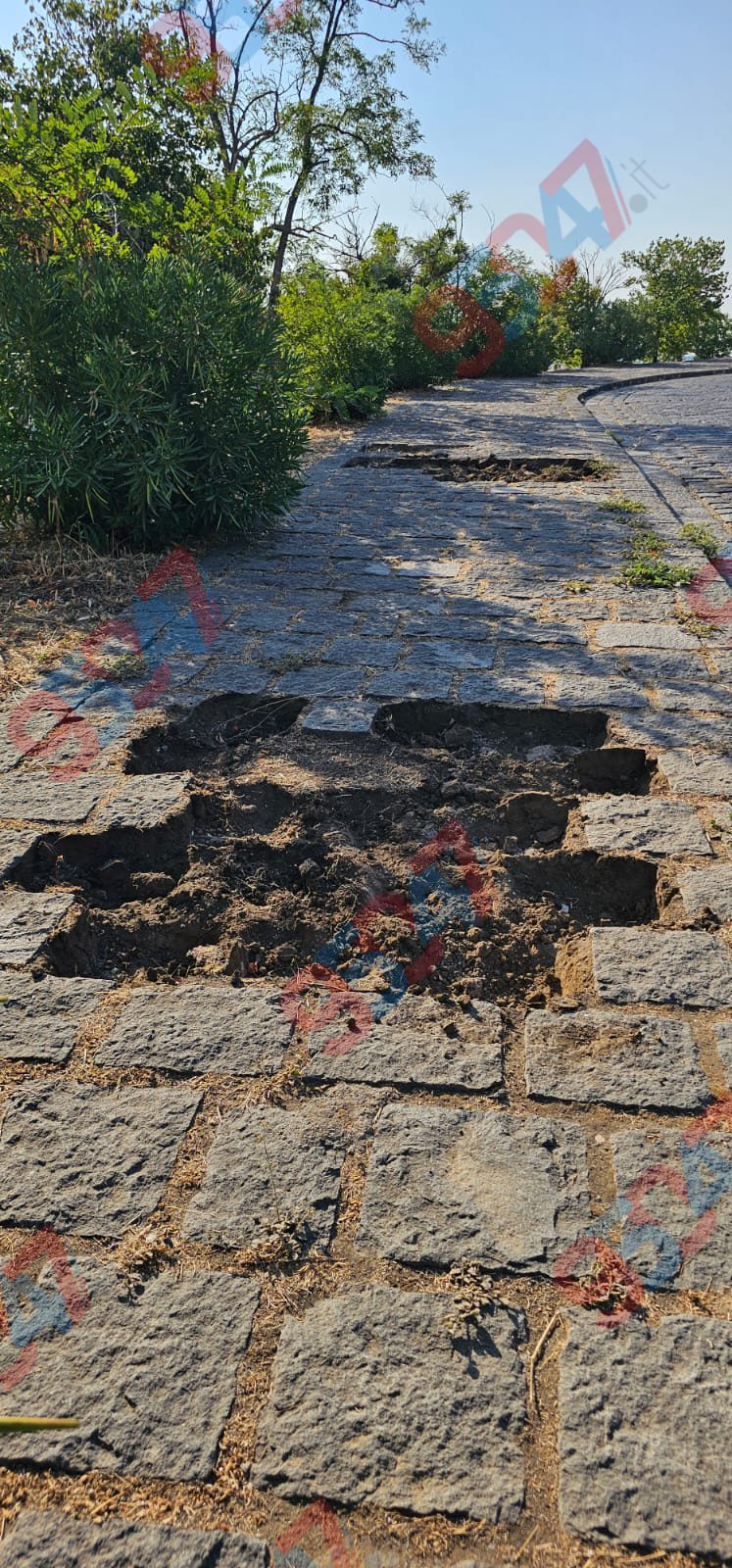 Paternò – Furti di pietra lavica davanti San Francesco alla Collina: “Ogni giorno sparisce un pezzo”