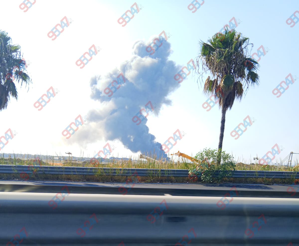 VASTO INCENDIO IN UN CAPANNONE NELLA ZONA INDUSTRIALE DI CATANIA, NUBE VISIBILE A CHILOMETRI DI DISTANZA