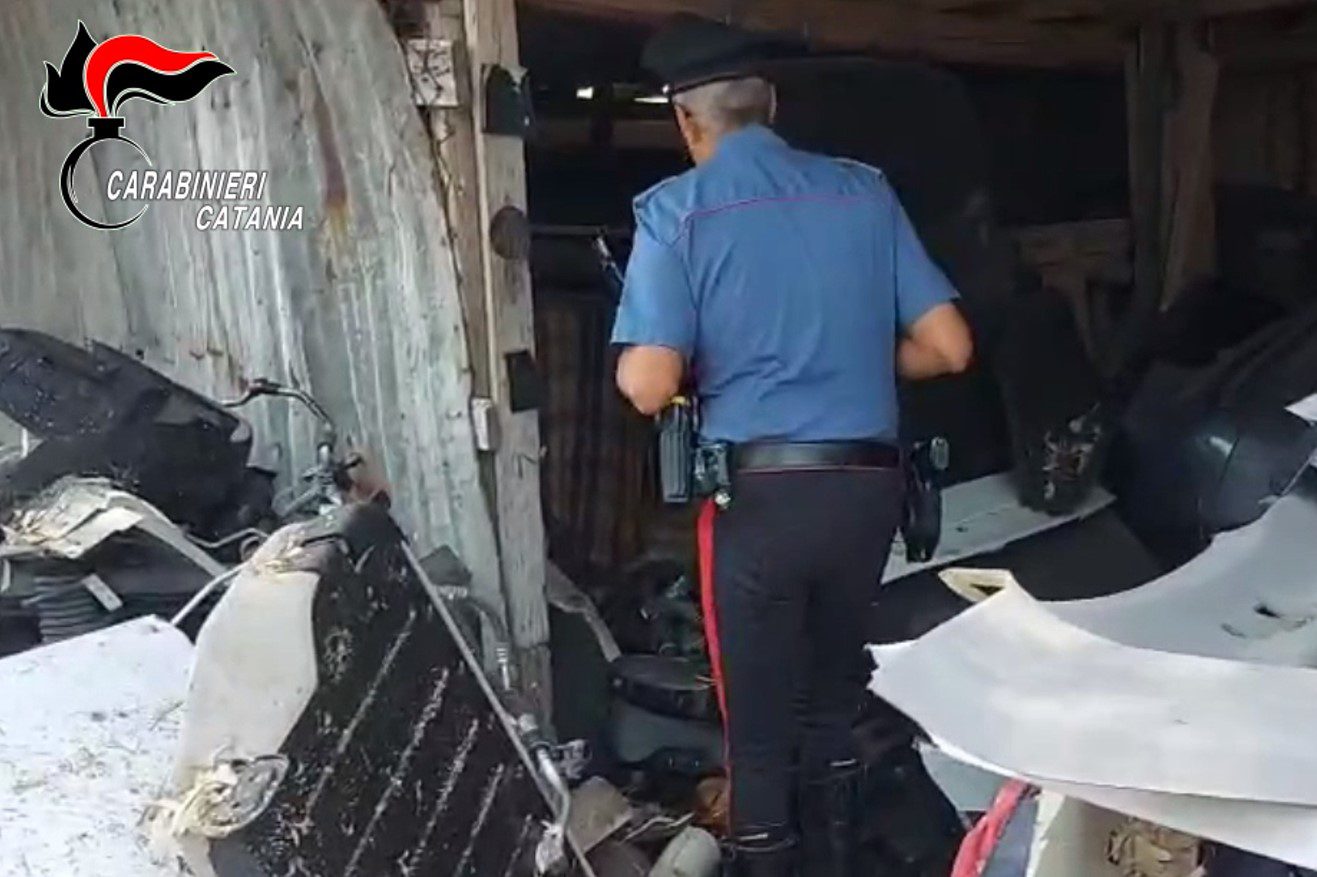 Scoperto ad Aci Sant’Antonio un centro di riciclaggio di ricambi d’auto da mezzi rubati