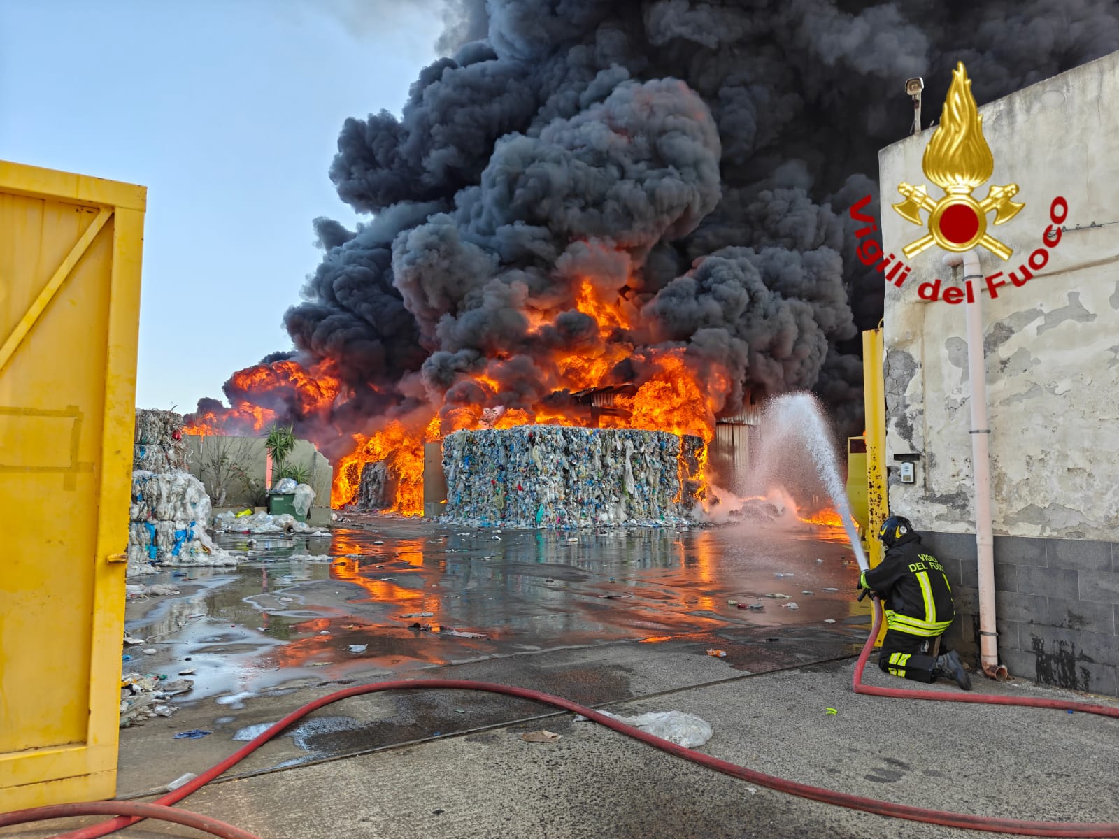 VASTO INCENDIO IN UN CAPANNONE NELLA ZONA INDUSTRIALE DI CATANIA, NUBE VISIBILE A CHILOMETRI DI DISTANZA
