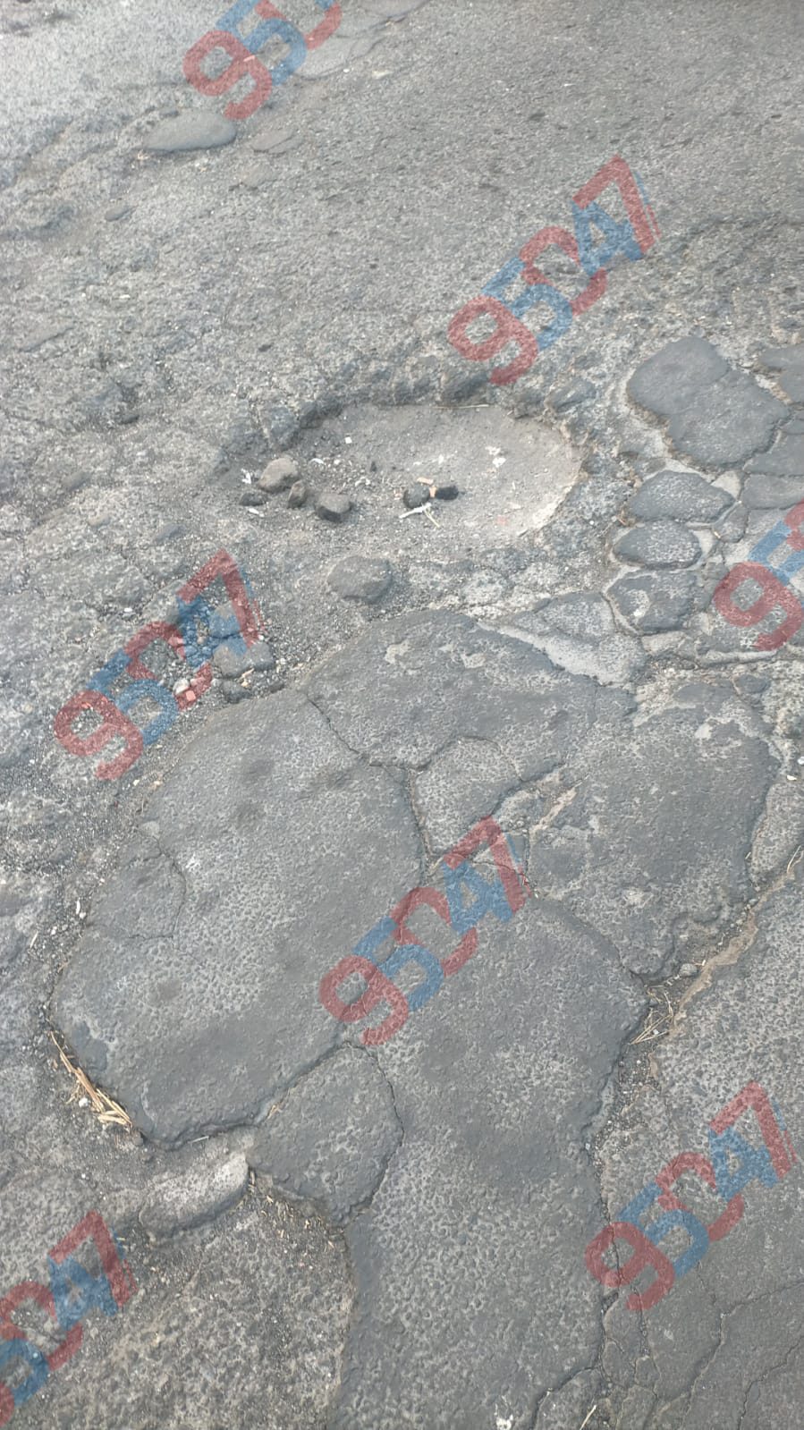 PATERNÒ, BUCA PERICOLOSA IN PIAZZA ARMANDO DIAZ: RISCHIO PER PEDONI, MOTO E AUTO