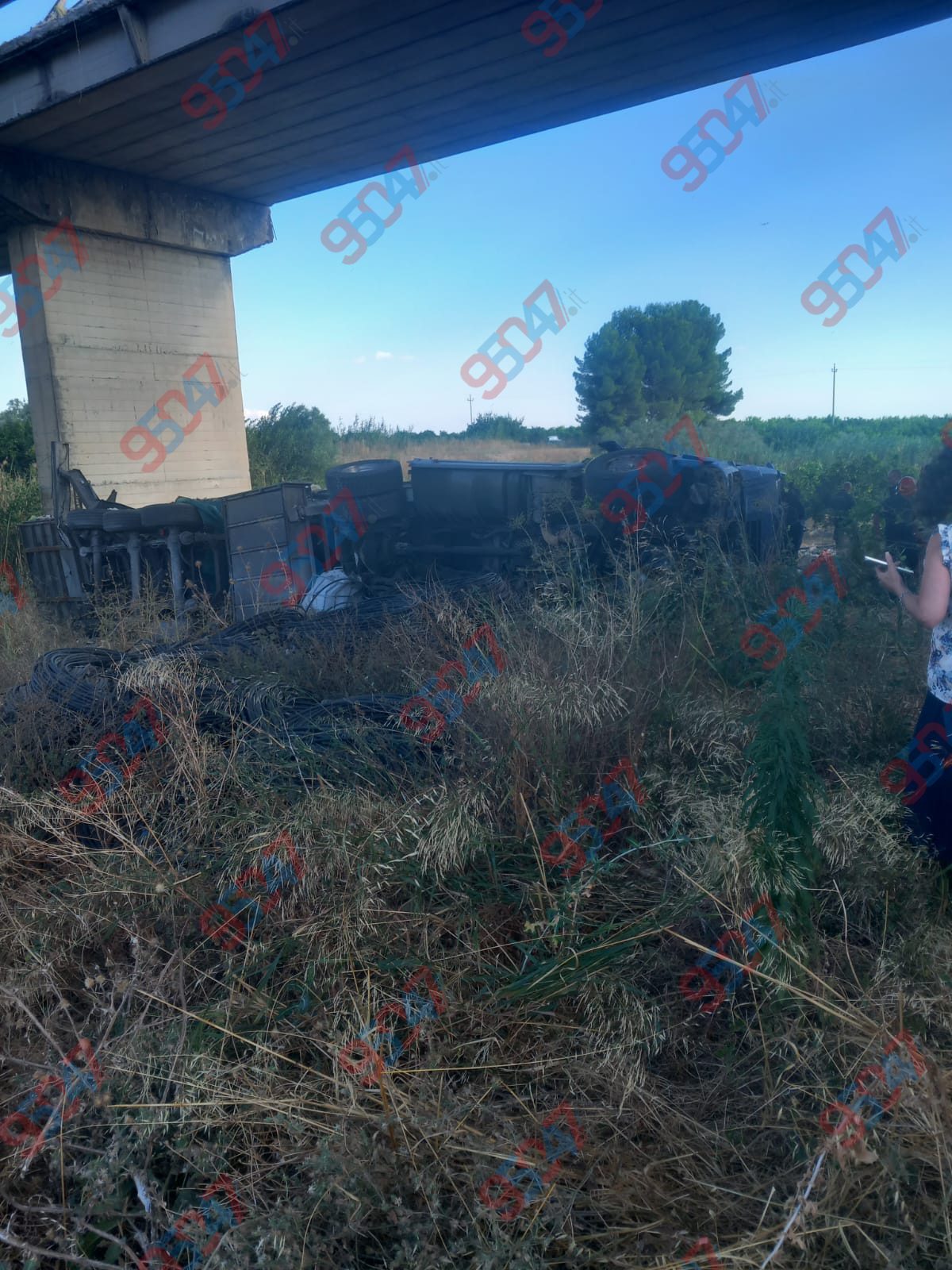 GRAVE INCIDENTE SULLA CATANIA-PALERMO: CAMION PRECIPITA NEI PRESSI DELLO SVINCOLO GERBINI, ELISOCCORSO SUL POSTO