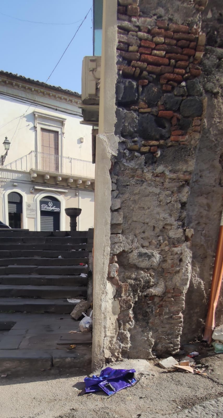 Degrado a Paternò, via Prevosto Pulvirenti e zone vicine: operatori ecologici al lavoro ogni mattina, ma il degrado ritorna per colpa degli incivili