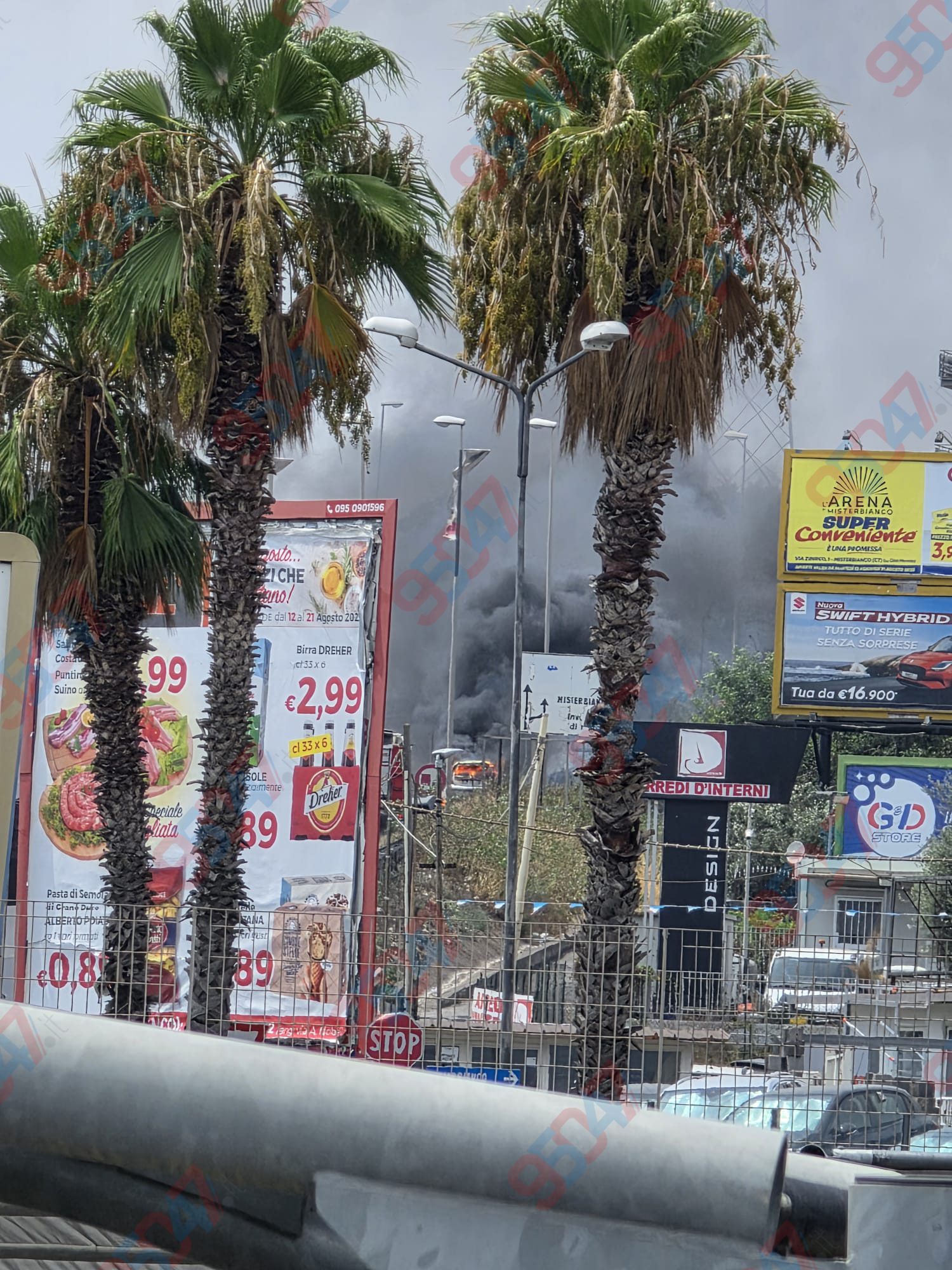 Paura sulla Statale 121 a Misterbianco, auto prende fuoco: conducente salvo