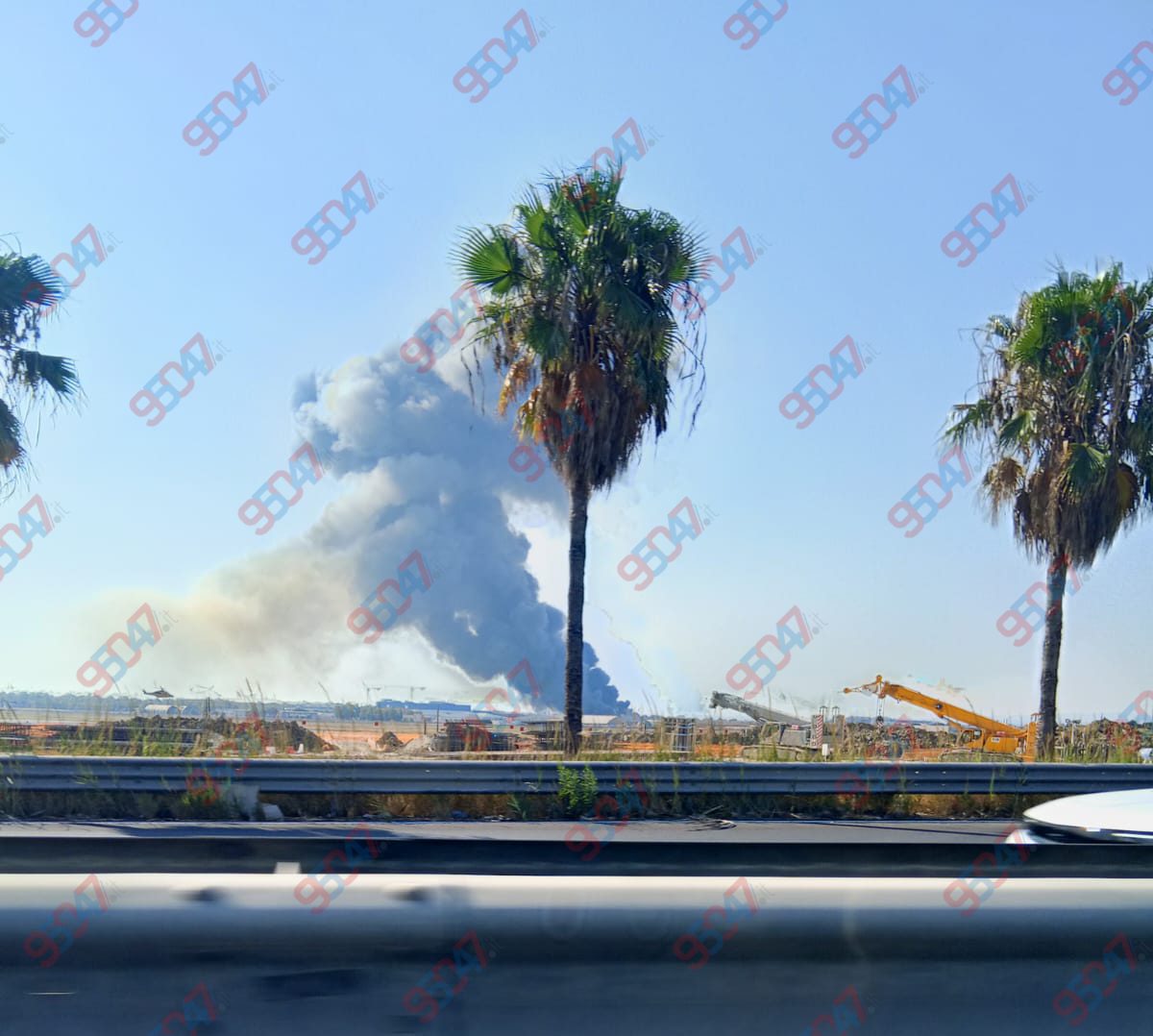 VASTO INCENDIO IN UN CAPANNONE NELLA ZONA INDUSTRIALE DI CATANIA, NUBE VISIBILE A CHILOMETRI DI DISTANZA