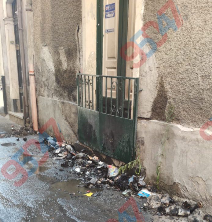 Paternò. Via Duca degli Abruzzi, rifiuti incendiati davanti a un portone: intervento dei Vigili del Fuoco