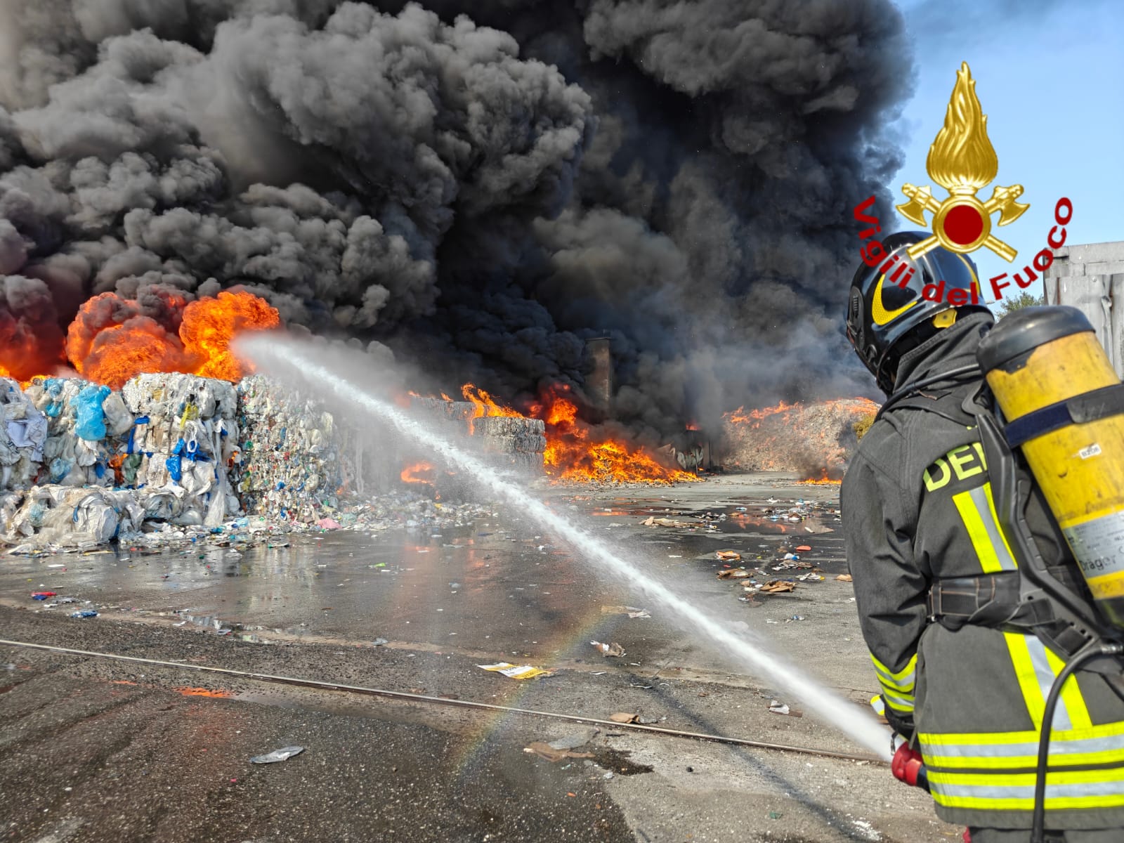 VASTO INCENDIO IN UN CAPANNONE NELLA ZONA INDUSTRIALE DI CATANIA, NUBE VISIBILE A CHILOMETRI DI DISTANZA