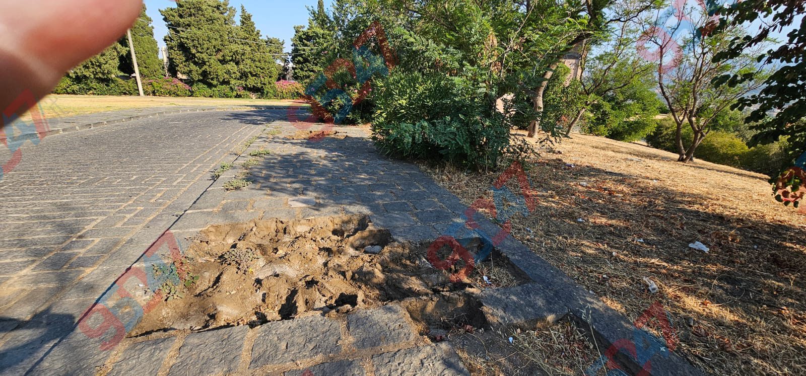 Paternò – Furti di pietra lavica davanti San Francesco alla Collina: “Ogni giorno sparisce un pezzo”