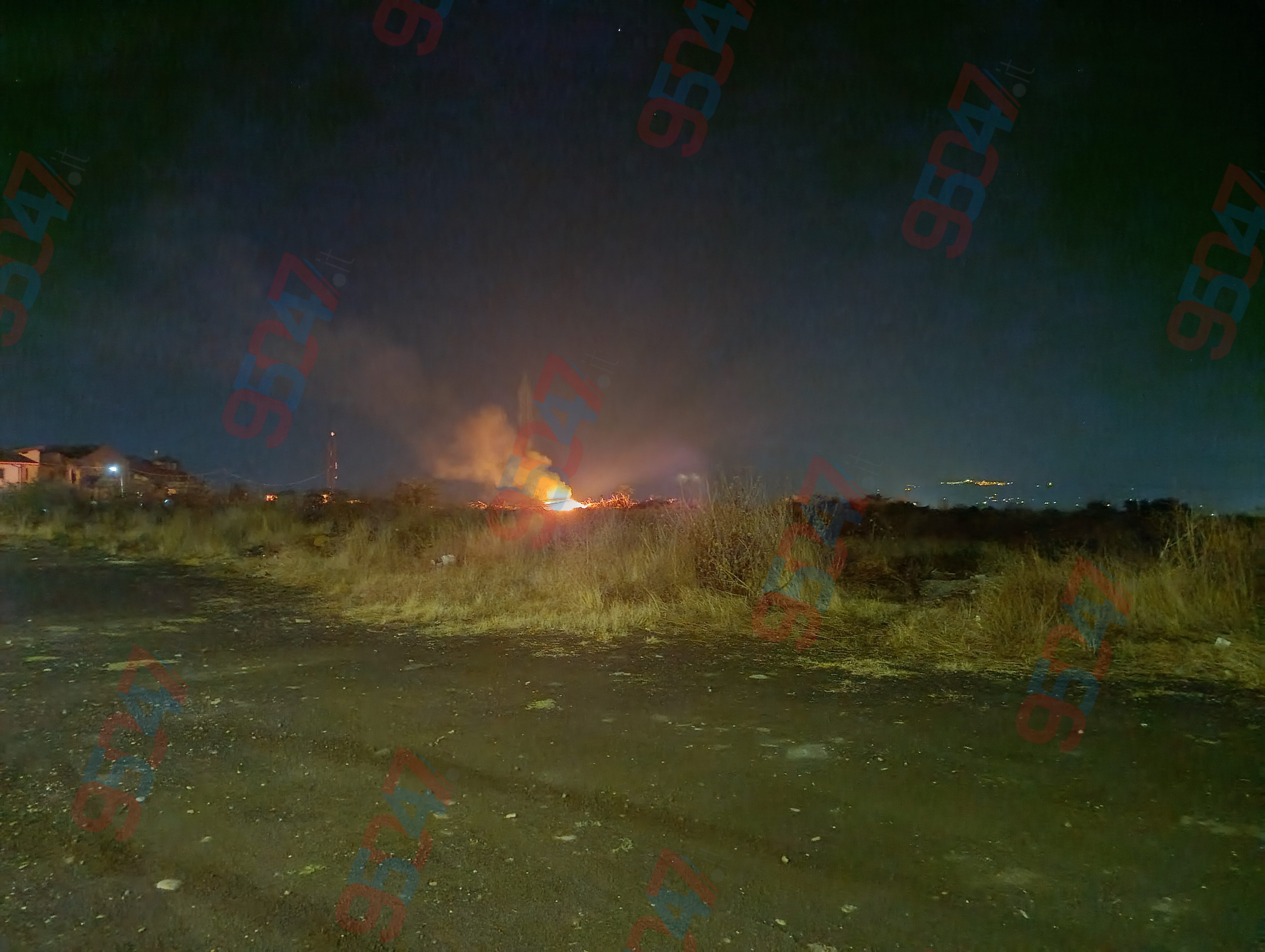 STERPAGLIE IN FIAMME TRA BELPASSO E PATERNÒ IN CONTRADA GIACONIA