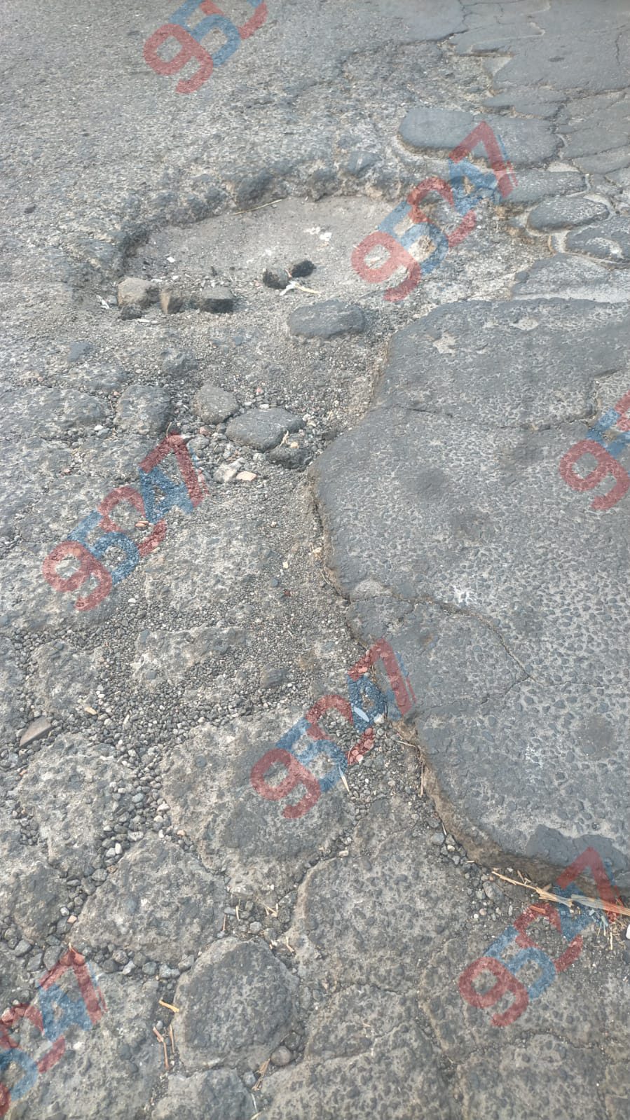 PATERNÒ, BUCA PERICOLOSA IN PIAZZA ARMANDO DIAZ: RISCHIO PER PEDONI, MOTO E AUTO