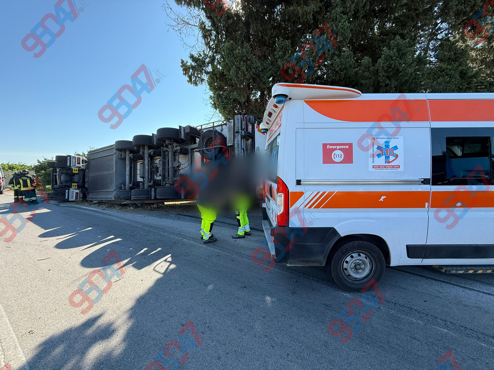 INCIDENTE TIR SI RIBALTA NEI PRESSI DI PALAGONIA: AUTISTA FERITO