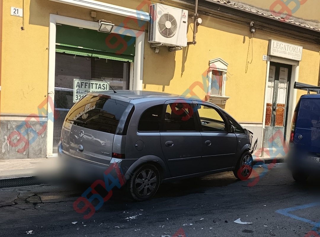 PATERNÒ, VIOLENTO SCONTRO TRA DUE AUTO ALL’INCROCIO TRA VIA FALLICA E VIA BELLINI