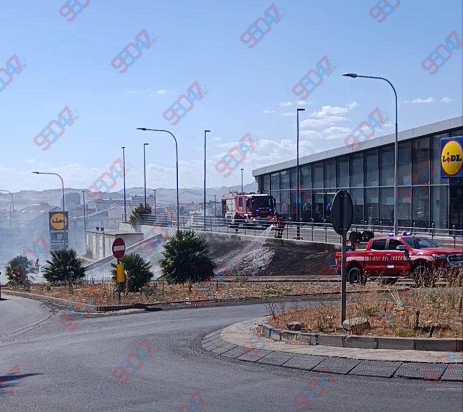 Paternò, incendio di sterpaglie sotto il parcheggio del supermercato in via Vittorio Emanuele