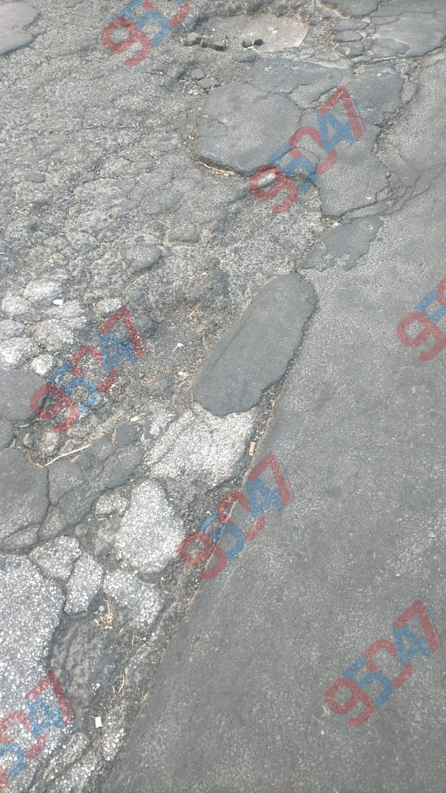 PATERNÒ, BUCA PERICOLOSA IN PIAZZA ARMANDO DIAZ: RISCHIO PER PEDONI, MOTO E AUTO