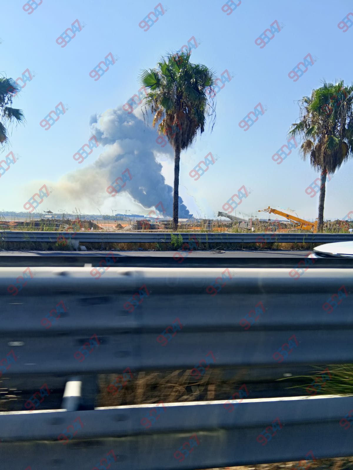 VASTO INCENDIO IN UN CAPANNONE NELLA ZONA INDUSTRIALE DI CATANIA, NUBE VISIBILE A CHILOMETRI DI DISTANZA