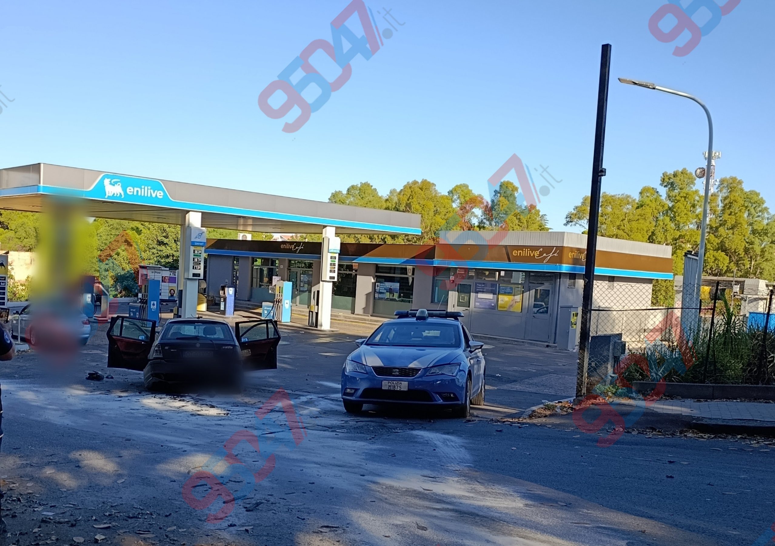 Inseguimento dalla SS 121 terminato a Paternò: auto rubata finisce contro un’aiuola in via Vittorio Emanuele