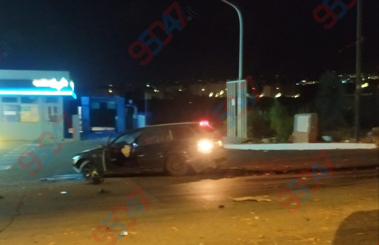 Inseguimento dalla SS 121 terminato a Paternò: auto rubata finisce contro un’aiuola in via Vittorio Emanuele
