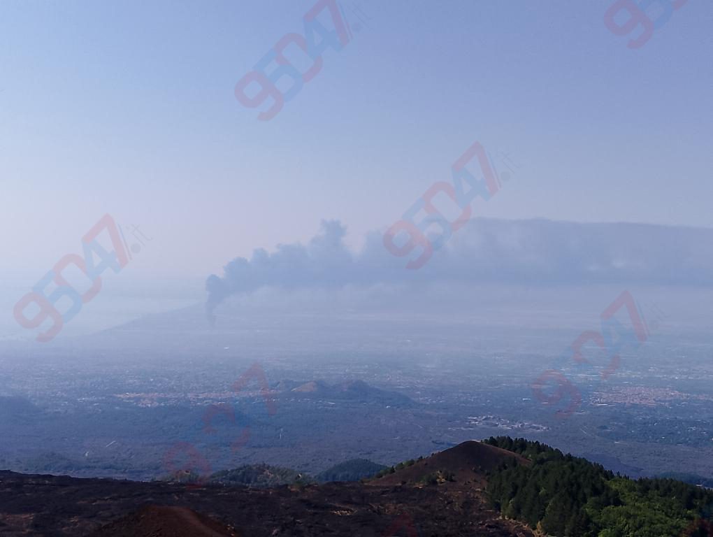 VASTO INCENDIO IN UN CAPANNONE NELLA ZONA INDUSTRIALE DI CATANIA, NUBE VISIBILE A CHILOMETRI DI DISTANZA