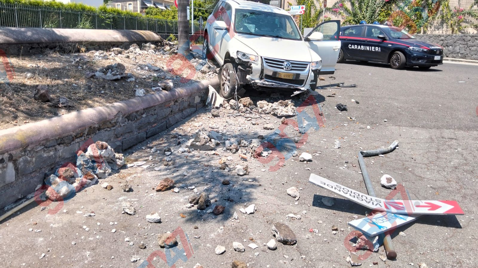 Viagrande, due auto si scontrano in Via Garibaldi: ci sono feriti