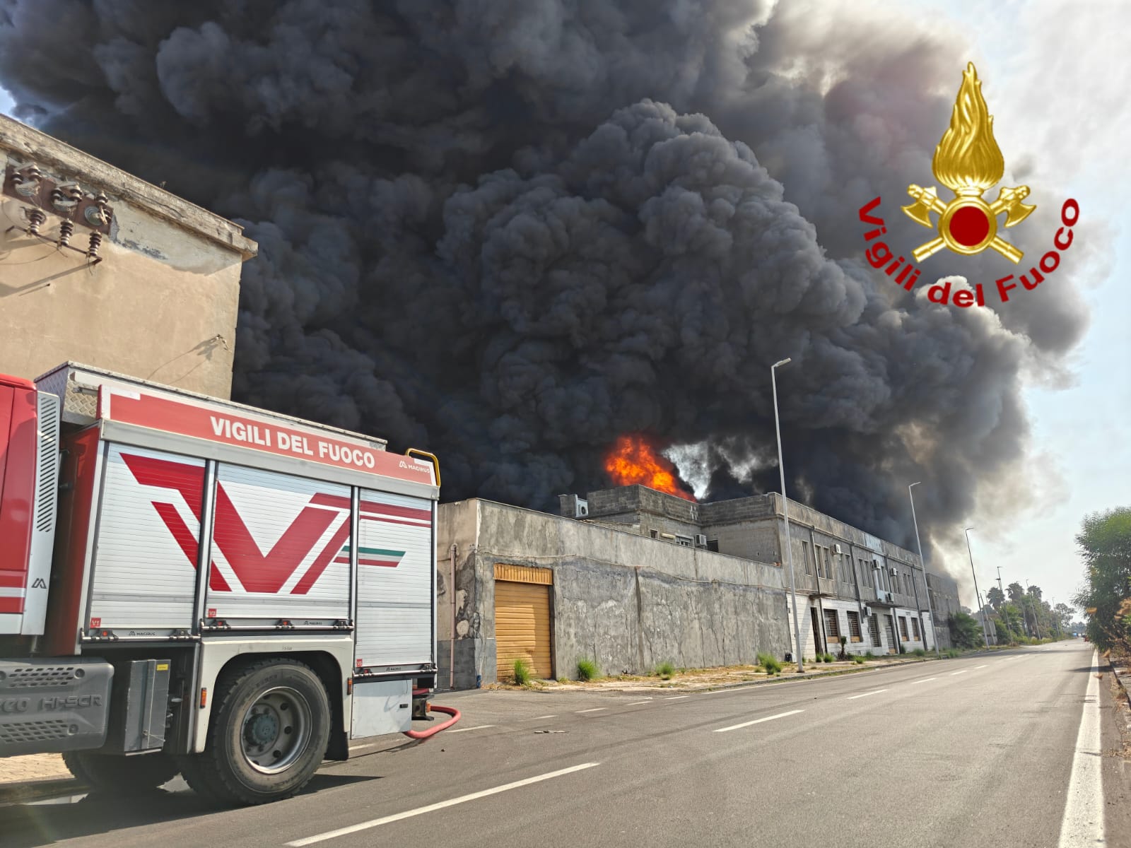 VASTO INCENDIO IN UN CAPANNONE NELLA ZONA INDUSTRIALE DI CATANIA, NUBE VISIBILE A CHILOMETRI DI DISTANZA