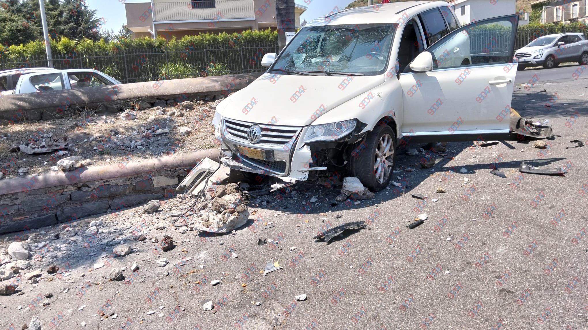 Viagrande, due auto si scontrano in Via Garibaldi: ci sono feriti